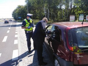 Policjanci wraz z kapelanem policji diecezji toruńskiej księdzem kanonikiem Dariuszem Żurańskim podczas akcji w dzień Świętego Krzysztofa , patrona kierowców