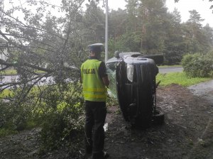 zdjęcia z miejsca niebezpiecznie wyglądającej kolizji przy Leśnej Polanie