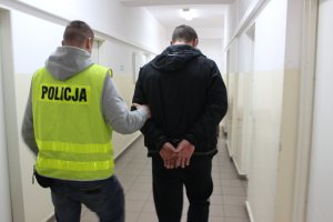 zdjęcie poglądowe sprawcy kradzieży rozbójniczej zatrzymanego przez policjantów.