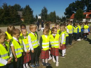 Dzieci ze szkoły Salezjańskiej z Torunia podczas rozdania kamizelek odblaskowych w Caritas Diecezji Toruńskie.j