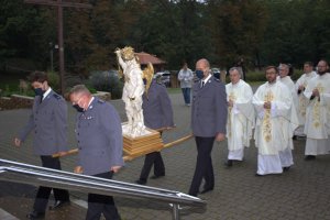 Zdjęcia z uroczystości odpustowych ku czci Świętego Michała Archanioła w Kościele na toruńskich Rybakach. Policjanci wnoszą figurę Świętego, wprowadzenie sztandaru, czytania przez policjantów, dwóch policjantów trzyma świece podczas czytania ewangelii, goście i policjanci wśród , których komendant miejski policji w Toruniu inspektor MAciej Lewandowski i komendanci komisariatów podległych, wyprowadzenie sztandaru.