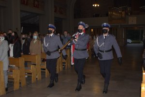 Zdjęcia z uroczystości odpustowych ku czci Świętego Michała Archanioła w Kościele na toruńskich Rybakach. Policjanci wnoszą figurę Świętego, wprowadzenie sztandaru, czytania przez policjantów, dwóch policjantów trzyma świece podczas czytania ewangelii, goście i policjanci wśród , których komendant miejski policji w Toruniu inspektor MAciej Lewandowski i komendanci komisariatów podległych, wyprowadzenie sztandaru.