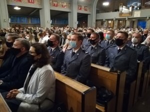 Zdjęcia z uroczystości odpustowych ku czci Świętego Michała Archanioła w Kościele na toruńskich Rybakach. Policjanci wnoszą figurę Świętego, wprowadzenie sztandaru, czytania przez policjantów, dwóch policjantów trzyma świece podczas czytania ewangelii, goście i policjanci wśród , których komendant miejski policji w Toruniu inspektor MAciej Lewandowski i komendanci komisariatów podległych, wyprowadzenie sztandaru.