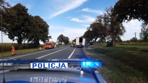 Zdjęcia ze śmiertelnego  wypadku w Ostaszewie pod Toruniem. NA zdjęciach pojazdy i funkcjonariusze  służby takich  jak policja straż pożarna, inspekcja transportu drogowego, holownik .Ujęcie  z perspektywy radiowozu policji i galeryjki na aucie z napisem policja.