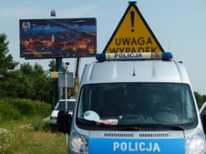 zdjęcie poglądowe- radiowóz Policji z galeryjką z napisem policja i  podświetlanym znakiem uwaga wypadek