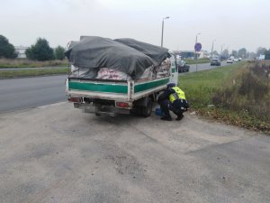 Działania  toruńskich policjantów ruchu drogowego „ TRUCK &amp;amp; BUS”, kontrola pojazdu ciężarowego, kontrola poziomu spalin,