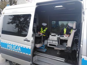 Działania  toruńskich policjantów ruchu drogowego „ TRUCK &amp;amp;amp; BUS”, policjanci w radiowozie sporządzający dokumentację.