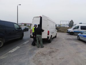 Działania  toruńskich policjantów ruchu drogowego „ TRUCK &amp;amp; BUS”, kontrola pojazdu ciężarowego.