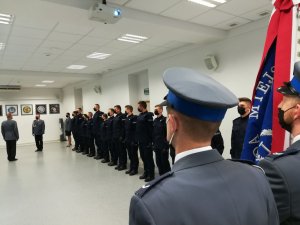 Uroczystość ślubowania policjantów w Komendzie Miejskiej Policji w Toruniu, meldunek złożony przez naczelnika sztabu Komendantowi Miejskiemu Policji w Toruniu insp. Maciejowi Lewandowskiemu.