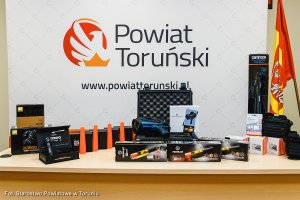 Zdjęcia sprzętu oraz przekazywane przez  Pana Starostę Powiatu Toruńskiego urządzenia , które trafią do wydziału Ruchu Drogowego i Zespołu Techników Kryminalistyki Komendy Miejskiej Policji w Toruniu przekazywane na ręce Pierwszego Zastępcy Komendanta Miejskiego Policji mł. insp. Krzysztofa Lewandowskiego.