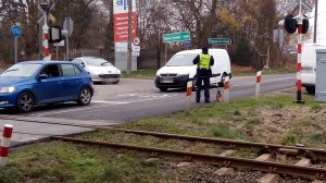 Zdjęcie z miejsca śmiertelnego wypadku w Papowie Toruńskim . Na zdjęciu widoczni policjanci z Wydziału Ruchu Drogowego Komendy Miejskiej Policji w Toruniu,  wykonujący czynności na miejscu zdarzenia, zniszczony  pojazd marki ford focus i szynobus wraz z podpiętymi wagonami. Przód szynobusa zniszczony w skutek zderzenia