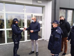 Przekazanie radiowozów oznakowanych marki Hyunday Tuscon. NA zdjęciu widoczni samorządowcy, wójtowie gmin Obrowo i Czernikowo, pierwszy zastępca Komendanta Miejskiego Policji w Toruniu oraz pojazdy. wszystkie zdjęcia na tle komisariatu.