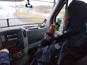 policjanci Oddziałów Prewencji Policji Kompania Toruń , którzy przyjmują w radiowozie zgłoszenie a potem wyruszają w  pieszy patrol.