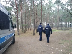 policjanci Oddziałów Prewencji Policji Kompania Toruń , którzy przyjmują w radiowozie zgłoszenie a potem wyruszają w  pieszy patrol.