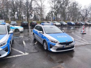 radiowóz stojący przed siedzibą Policji