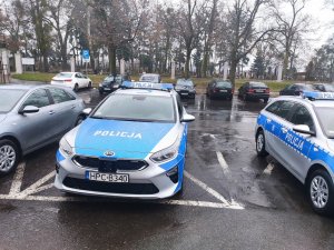 radiowóz stojący przed siedzibą Policji