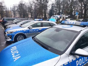 radiowóz stojący przed siedzibą Policji