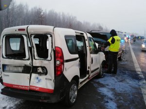 Zdjęcia z wypadku na autostradzie A1 z udziałem pięciu aut.
NA zdjęciu widoczne pracujące służby Policji, Straży Pożarnej, służb obsługi autostrady. Na zdjęciach rozbite auta.