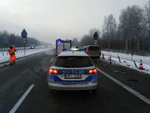 Zdjęcia z wypadku na autostradzie A1 z udziałem pięciu aut.
NA zdjęciu widoczne pracujące służby Policji, Straży Pożarnej, służb obsługi autostrady. Na zdjęciach rozbite auta.