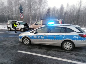 Zdjęcia z wypadku na autostradzie A1 z udziałem pięciu aut.
NA zdjęciu widoczne pracujące służby Policji, Straży Pożarnej, służb obsługi autostrady. Na zdjęciach rozbite auta.