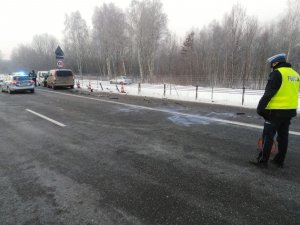 Zdjęcia z wypadku na autostradzie A1 z udziałem pięciu aut.
NA zdjęciu widoczne pracujące służby Policji, Straży Pożarnej, służb obsługi autostrady. Na zdjęciach rozbite auta.