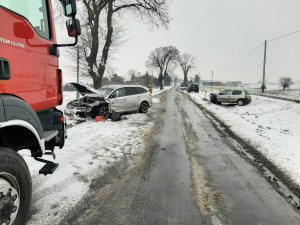 rozbite samochody na zaśnieżonej drodze