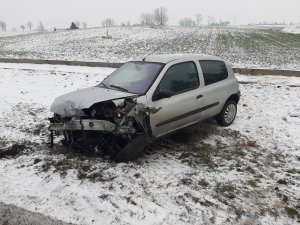 rozbite samochody na zaśnieżonej drodze