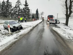 rozbite samochody na zaśnieżonej drodze