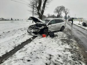 rozbite samochody na zaśnieżonej drodze