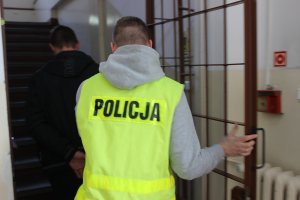 zdjęcie poglądowe- policjanci prowadzą podejrzanego