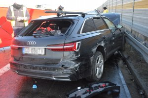 Zdjęcie z miejsca wypadku na autostradzie A1. Na zdjęciu widoczne zniszczone uderzeniem auto i pracujący na miejscu policjanci, którzy zabezpieczają ślady.