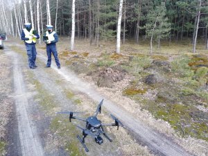 Policjanci Wydziału Ruchu Drogowego uruchamiający  policyjnego drona w celu ujawniania  wykroczeń na drodze DK-10 i S-10.