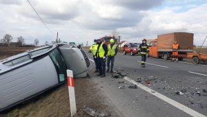 Zdjęcia z wypadku na DK 91 w Ostaszewie. Na jezdni  widoczne fragmenty pojazdu, w rowie pojazd marki mercedes koloru srebrnego. Widać również strażaków i policjantów pracujących na miejscu.