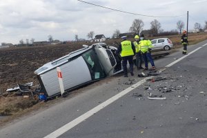 Zdjęcia ze śmiertelnego  wypadku w Ostaszewie pod Toruniem. Na zdjęciach pojazdy policji i pracujący  funkcjonariusze policji oraz  służby  ratunkowe i porządkowe.