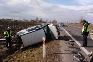 Zdjęcia ze śmiertelnego  wypadku w Ostaszewie pod Toruniem. Na zdjęciach pojazdy policji i pracujący  funkcjonariusze policji oraz  służby  ratunkowe i porządkowe.