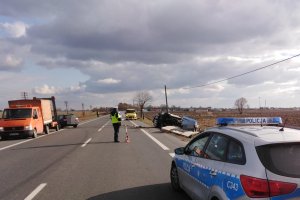 Zdjęcia ze śmiertelnego  wypadku w Ostaszewie pod Toruniem. Na zdjęciach pojazdy policji i pracujący  funkcjonariusze policji oraz  służby  ratunkowe i porządkowe.