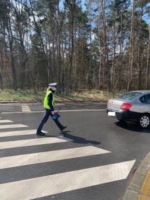 Policjanci  toruńskiej drogówki podczas akcji prędkość.