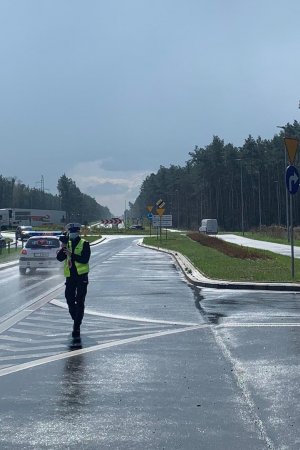 Policjanci  toruńskiej drogówki podczas akcji prędkość.