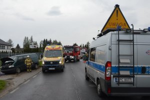 Zdjęcia  z miejsca zdarzenia. NA miejscu widoczne służby ratunkowe takie jak policja , pogotowie i straż pożarna.