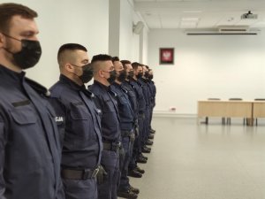 Ślubowanie policjantów w sali odpraw Komendy Miejskiej Policji w Toruniu. Złożenie meldunku przez Dowódcę uroczystości, które przyjął Komendant Miejski Policji w Toruniu insp. Maciej Lewandowski.
NA zdjęciach Komendant Miejski Policji wręcza policjantom rozkazy o przyjęciu do służby Po uroczystości ślubowania policjanci otrzymali legitymacje służbowe, które   wręczyli im Pierwszy Zastępca Komendanta Miejskiego Policji w Toruniu mł. insp. Małgorzata Jorka wraz z Zastępcą Komendanta  Miejskiego Policji w Toruniu nadkom. Krzysztofem Dankowskim. W uroczystości towarzyszyli ślubującym komendanci jednostek, do których zostali skierowani.