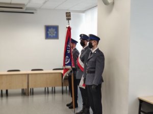 Ślubowanie policjantów w sali odpraw Komendy Miejskiej Policji w Toruniu. Złożenie meldunku przez Dowódcę uroczystości, które przyjął Komendant Miejski Policji w Toruniu insp. Maciej Lewandowski.
NA zdjęciach Komendant Miejski Policji wręcza policjantom rozkazy o przyjęciu do służby Po uroczystości ślubowania policjanci otrzymali legitymacje służbowe, które   wręczyli im Pierwszy Zastępca Komendanta Miejskiego Policji w Toruniu mł. insp. Małgorzata Jorka wraz z Zastępcą Komendanta  Miejskiego Policji w Toruniu nadkom. Krzysztofem Dankowskim. W uroczystości towarzyszyli ślubującym komendanci jednostek, do których zostali skierowani.