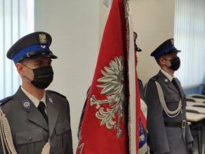 Ślubowanie policjantów w sali odpraw Komendy Miejskiej Policji w Toruniu. Złożenie meldunku przez Dowódcę uroczystości, które przyjął Komendant Miejski Policji w Toruniu insp. Maciej Lewandowski.
NA zdjęciach Komendant Miejski Policji wręcza policjantom rozkazy o przyjęciu do służby Po uroczystości ślubowania policjanci otrzymali legitymacje służbowe, które   wręczyli im Pierwszy Zastępca Komendanta Miejskiego Policji w Toruniu mł. insp. Małgorzata Jorka wraz z Zastępcą Komendanta  Miejskiego Policji w Toruniu nadkom. Krzysztofem Dankowskim. W uroczystości towarzyszyli ślubującym komendanci jednostek, do których zostali skierowani.