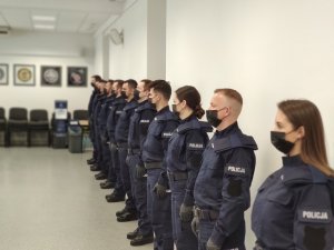 Ślubowanie policjantów w sali odpraw Komendy Miejskiej Policji w Toruniu. Złożenie meldunku przez Dowódcę uroczystości, które przyjął Komendant Miejski Policji w Toruniu insp. Maciej Lewandowski.
NA zdjęciach Komendant Miejski Policji wręcza policjantom rozkazy o przyjęciu do służby Po uroczystości ślubowania policjanci otrzymali legitymacje służbowe, które   wręczyli im Pierwszy Zastępca Komendanta Miejskiego Policji w Toruniu mł. insp. Małgorzata Jorka wraz z Zastępcą Komendanta  Miejskiego Policji w Toruniu nadkom. Krzysztofem Dankowskim. W uroczystości towarzyszyli ślubującym komendanci jednostek, do których zostali skierowani.