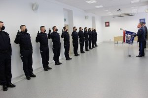 Ślubowanie policjantów w sali odpraw Komendy Miejskiej Policji w Toruniu. Złożenie meldunku przez Dowódcę uroczystości, które przyjął Komendant Miejski Policji w Toruniu insp. Maciej Lewandowski.
NA zdjęciach Komendant Miejski Policji wręcza policjantom rozkazy o przyjęciu do służby Po uroczystości ślubowania policjanci otrzymali legitymacje służbowe, które   wręczyli im Pierwszy Zastępca Komendanta Miejskiego Policji w Toruniu mł. insp. Małgorzata Jorka wraz z Zastępcą Komendanta  Miejskiego Policji w Toruniu nadkom. Krzysztofem Dankowskim. W uroczystości towarzyszyli ślubującym komendanci jednostek, do których zostali skierowani.