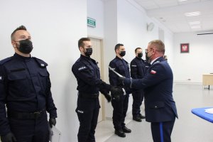 Ślubowanie policjantów w sali odpraw Komendy Miejskiej Policji w Toruniu. Złożenie meldunku przez Dowódcę uroczystości, które przyjął Komendant Miejski Policji w Toruniu insp. Maciej Lewandowski.
NA zdjęciach Komendant Miejski Policji wręcza policjantom rozkazy o przyjęciu do służby Po uroczystości ślubowania policjanci otrzymali legitymacje służbowe, które   wręczyli im Pierwszy Zastępca Komendanta Miejskiego Policji w Toruniu mł. insp. Małgorzata Jorka wraz z Zastępcą Komendanta  Miejskiego Policji w Toruniu nadkom. Krzysztofem Dankowskim. W uroczystości towarzyszyli ślubującym komendanci jednostek, do których zostali skierowani.