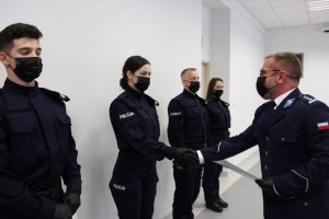 Ślubowanie policjantów w sali odpraw Komendy Miejskiej Policji w Toruniu. Złożenie meldunku przez Dowódcę uroczystości, które przyjął Komendant Miejski Policji w Toruniu insp. Maciej Lewandowski.
NA zdjęciach Komendant Miejski Policji wręcza policjantom rozkazy o przyjęciu do służby Po uroczystości ślubowania policjanci otrzymali legitymacje służbowe, które   wręczyli im Pierwszy Zastępca Komendanta Miejskiego Policji w Toruniu mł. insp. Małgorzata Jorka wraz z Zastępcą Komendanta  Miejskiego Policji w Toruniu nadkom. Krzysztofem Dankowskim. W uroczystości towarzyszyli ślubującym komendanci jednostek, do których zostali skierowani.