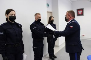 Ślubowanie policjantów w sali odpraw Komendy Miejskiej Policji w Toruniu. Złożenie meldunku przez Dowódcę uroczystości, które przyjął Komendant Miejski Policji w Toruniu insp. Maciej Lewandowski.
NA zdjęciach Komendant Miejski Policji wręcza policjantom rozkazy o przyjęciu do służby Po uroczystości ślubowania policjanci otrzymali legitymacje służbowe, które   wręczyli im Pierwszy Zastępca Komendanta Miejskiego Policji w Toruniu mł. insp. Małgorzata Jorka wraz z Zastępcą Komendanta  Miejskiego Policji w Toruniu nadkom. Krzysztofem Dankowskim. W uroczystości towarzyszyli ślubującym komendanci jednostek, do których zostali skierowani.