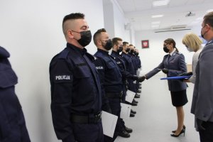 Ślubowanie policjantów w sali odpraw Komendy Miejskiej Policji w Toruniu. Złożenie meldunku przez Dowódcę uroczystości, które przyjął Komendant Miejski Policji w Toruniu insp. Maciej Lewandowski.
NA zdjęciach Komendant Miejski Policji wręcza policjantom rozkazy o przyjęciu do służby Po uroczystości ślubowania policjanci otrzymali legitymacje służbowe, które   wręczyli im Pierwszy Zastępca Komendanta Miejskiego Policji w Toruniu mł. insp. Małgorzata Jorka wraz z Zastępcą Komendanta  Miejskiego Policji w Toruniu nadkom. Krzysztofem Dankowskim. W uroczystości towarzyszyli ślubującym komendanci jednostek, do których zostali skierowani.