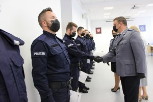 Ślubowanie policjantów w sali odpraw Komendy Miejskiej Policji w Toruniu. Złożenie meldunku przez Dowódcę uroczystości, które przyjął Komendant Miejski Policji w Toruniu insp. Maciej Lewandowski.
NA zdjęciach Komendant Miejski Policji wręcza policjantom rozkazy o przyjęciu do służby Po uroczystości ślubowania policjanci otrzymali legitymacje służbowe, które   wręczyli im Pierwszy Zastępca Komendanta Miejskiego Policji w Toruniu mł. insp. Małgorzata Jorka wraz z Zastępcą Komendanta  Miejskiego Policji w Toruniu nadkom. Krzysztofem Dankowskim. W uroczystości towarzyszyli ślubującym komendanci jednostek, do których zostali skierowani.