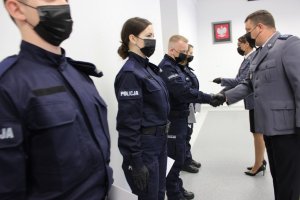 Ślubowanie policjantów w sali odpraw Komendy Miejskiej Policji w Toruniu. Złożenie meldunku przez Dowódcę uroczystości, które przyjął Komendant Miejski Policji w Toruniu insp. Maciej Lewandowski.
NA zdjęciach Komendant Miejski Policji wręcza policjantom rozkazy o przyjęciu do służby Po uroczystości ślubowania policjanci otrzymali legitymacje służbowe, które   wręczyli im Pierwszy Zastępca Komendanta Miejskiego Policji w Toruniu mł. insp. Małgorzata Jorka wraz z Zastępcą Komendanta  Miejskiego Policji w Toruniu nadkom. Krzysztofem Dankowskim. W uroczystości towarzyszyli ślubującym komendanci jednostek, do których zostali skierowani.